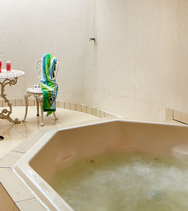 Wateberry-Hill-2-Bed-4-Sleeper-A-Side-Jacuzzi-1-Etienne-2014.jpg